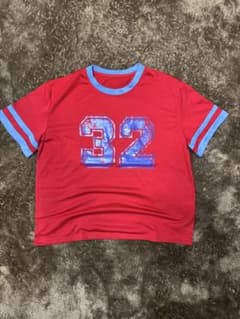 赤い32番号プリントTシャツのサムネイル