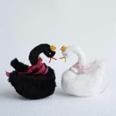 スワンペア アーティストベア 海外作家 ハンドメイド 白鳥 黒鳥 ぬいぐるみのサムネイル