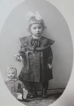 アンティーク ポストカード 少女と人形 - メルカリ