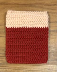ハンドメイド ポーチ 編み物 レッド ピンク　約17×14㌢のサムネイル