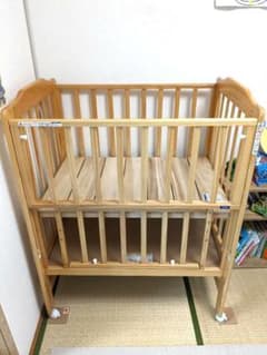 【美品】ベビーベッド　マットレス付　カトージ　ハイシートミニベッド（ナチュラル）のサムネイル