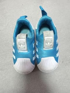 adidas スニーカーのサムネイル
