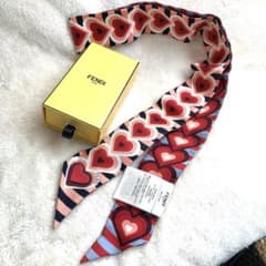 【未使用級✨】FENDI ラッピー スカーフ ハート バレンタイン限定 箱付 未使用級✨】FENDI ラッピー スカーフ ハート バレンタイン限定 箱付