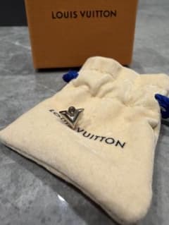 LOUIS VUITTON シルバー スタッドピアス Vピアスのサムネイル