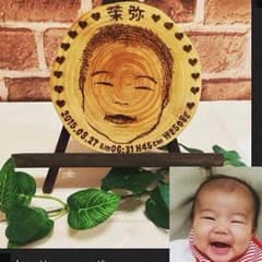 天然木に描いた似顔絵 出産のお祝い 記念のサムネイル