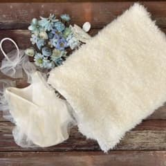 ニューボーンフォト用アイボリードレスと造花、背景マットのセットのサムネイル