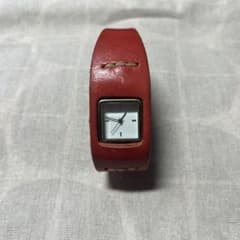 30年前くらいのファッション時計です 赤いレザーがかわいいです