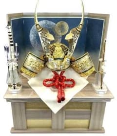 透かし模様付 30号 貫前鍬形　収納台 R-3 着用兜　 屏風・台・弓太刀付き 透かし模様付 30号 貫前鍬形 収納台 R-3 着用兜 屏風・台・弓太刀付き