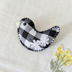 小鳥のコットンブローチ　ブラックチェックのサムネイル