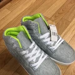 スニーカーのサムネイル