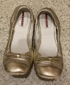 PRADA ゴールド フラットシューズ 37.5 - メルカリ
