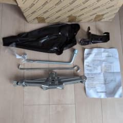トヨタ純正 車載ジャッキ＆レンチセット 09105-52080のサムネイル