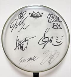 サウシードッグ　メンバー直筆サイン入りドラムヘッド Amazon.co.jp: Saucy Dog ドラムヘッド サイン入り : おもちゃ