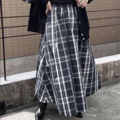 美品 Spick and Span ヘビータフタタックボリュームスカート 38のサムネイル