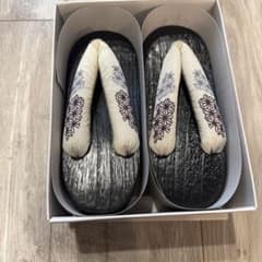【子供用下駄】草履 桐下駄 黒塗り 麻の葉刺繍鼻緒18㎝のサムネイル