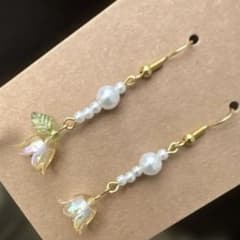 ハンドメイド 花とパールのピアスのサムネイル