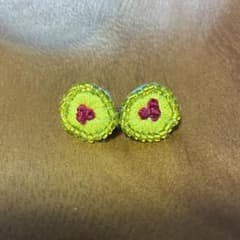 ハンドメイド 刺繍とビーズのピアスのサムネイル
