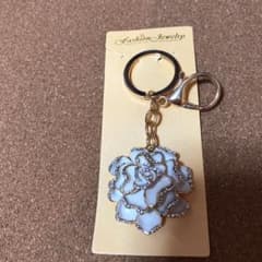 白い花のバッグチャーム専用出品中のサムネイル