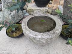 水鉢 蹲 約100kg 配達します。手水鉢 石臼 自然石 - メルカリ
