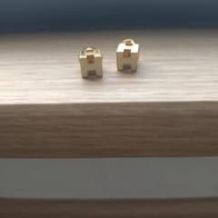 エルメス　キューブピアス　ゴールドホワイト エルメス キューブピアス ゴールドホワイト - メルカリ