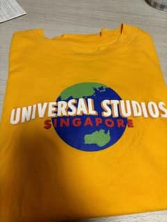 ユニバ　シンガポール　Tシャツ イエロー 松村北斗着用　SixTONES ユニバ シンガポール Tシャツ イエロー 松村北斗着用 SixTONES - メルカリ