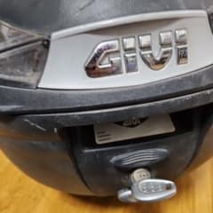 GIVI トップケース リアボックス　V40NTベースプレート付きのサムネイル