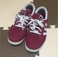adidas スニーカーのサムネイル