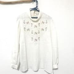 ヴィンテージ  お花の刺繍のブラウス ヨーロッパ古着のサムネイル