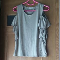 フリルオープンショルダーTシャツのサムネイル