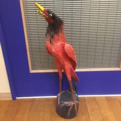 赤い鳥1羽。木製　65cmx14cmx22cm(幅)くちばしからしっぽまでの厚み 赤い鳥1羽。木製 65cmx14cmx22cm(幅)くちばしからしっぽまでの厚み