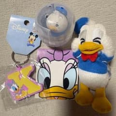【ディズニー】ドナルド＆デイジーグッズ4点セットキーホルダー・メモ帳・フィギュアのサムネイル
