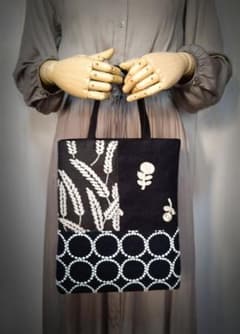 ハンドメイド＊ミナペルホネン　パッチトート　ブラック系のサムネイル