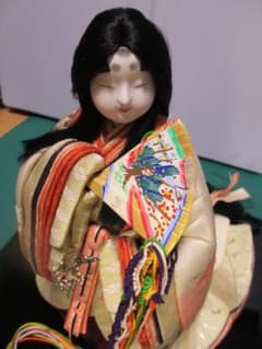 平安姫 日本人形 扇子付き 和装人形 黒台付き - メルカリ