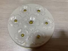 花柄デザイン 丸型 空き缶のサムネイル