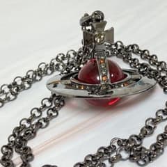 Vivienne Westwood｜スモールオーブネックレス ガンメタ×レッド - メルカリ