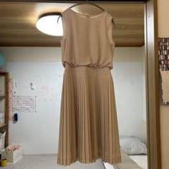 ベージュ ノースリーブ プリーツワンピースのサムネイル