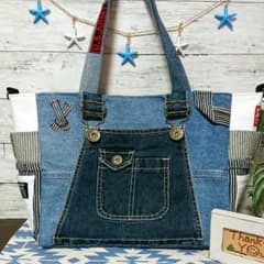 ★ゴンちゃん様専用　オーバーオールリメイクデニムバッグ★のサムネイル