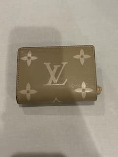 LOUIS VUITTON 二つ折り財布のサムネイル