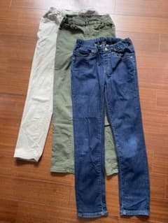 ユニクロ　UNIQLOデニムパンツ　140 3本セットのサムネイル