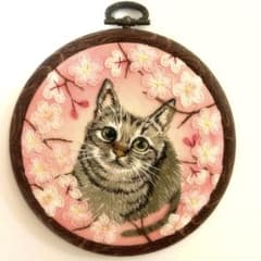 ハンドメイド刺繍フレーム 満開桜とキジトラさん - メルカリ