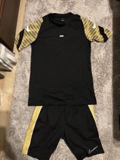 Nike サッカーウェアセット 黒/ゴールド　Mサイズのサムネイル