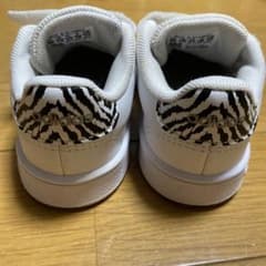 ゼブラ柄　adidasキッズスニーカーのサムネイル