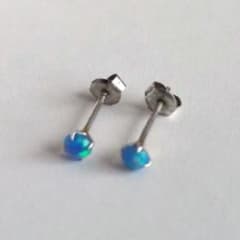 新品同様　ブルー　ピアス　両耳用　青色　空色　偏光　セカンドピアス　ワンポイントのサムネイル