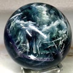T1048-6 エンジェルフェザーフローライト　虹入スフィア紫ブルーグリーン T1048-6値下げエンジェルフェザーフローライト 虹入スフィア紫ブルー