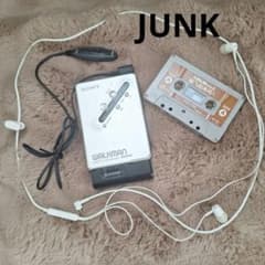 JUNK　SONY　ソニー　カセットウォークマン　 イヤホン2本　テープおまけ JUNK SONY ソニー カセットウォークマン イヤホン2本 テープおまけ
