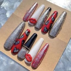 【値下げ中‼️】ネイルチップ　ギャルネイル　キスマーク　鬼ロングコフィンのサムネイル