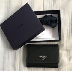 【週末限定大幅値下げ！】PRADA 三つ折り財布のサムネイル