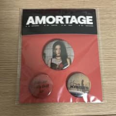 AMORTAGE JISOO ピンバッジ HUGS & KISSES
