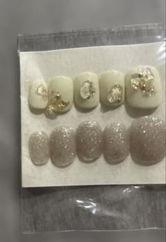 ネイルチップ　クリーム色　ゴールドラメ