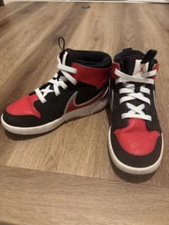 Nike Jordan スニーカー 黒/赤/白　21センチのサムネイル